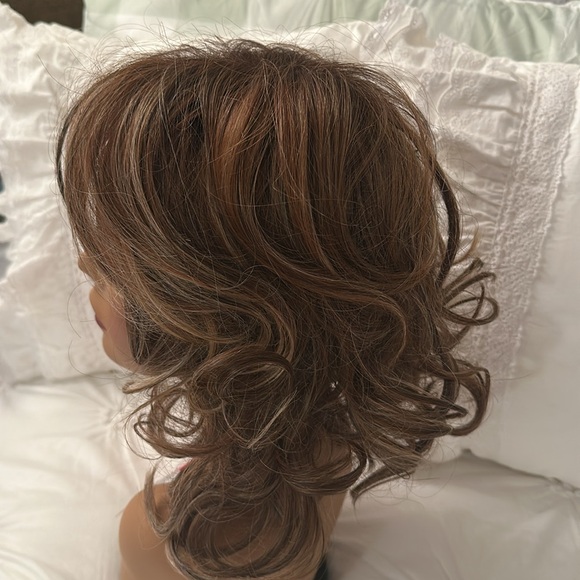 Tressallure Casual Curls Brand-New ,Lace Front, Mono part. 17/23/ R8 - Picture 4 of 7